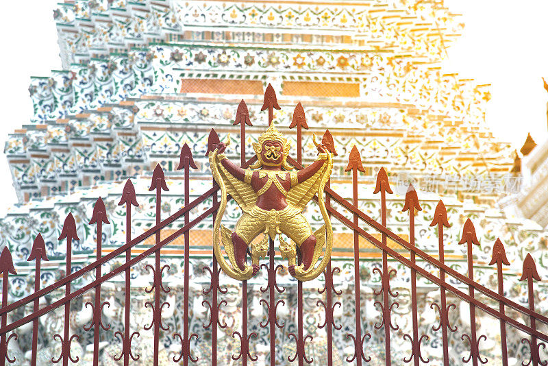 在Arun Ratchawararam Ratworamahawihan(黎明神庙)的主要Prang金属栅栏上的鹰翅雕。